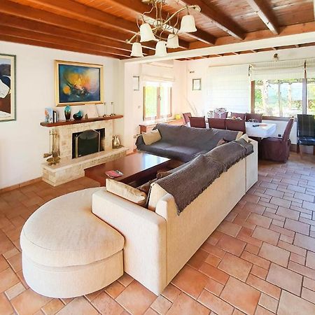 Lovely Home In Kiato With Wifi エクステリア 写真