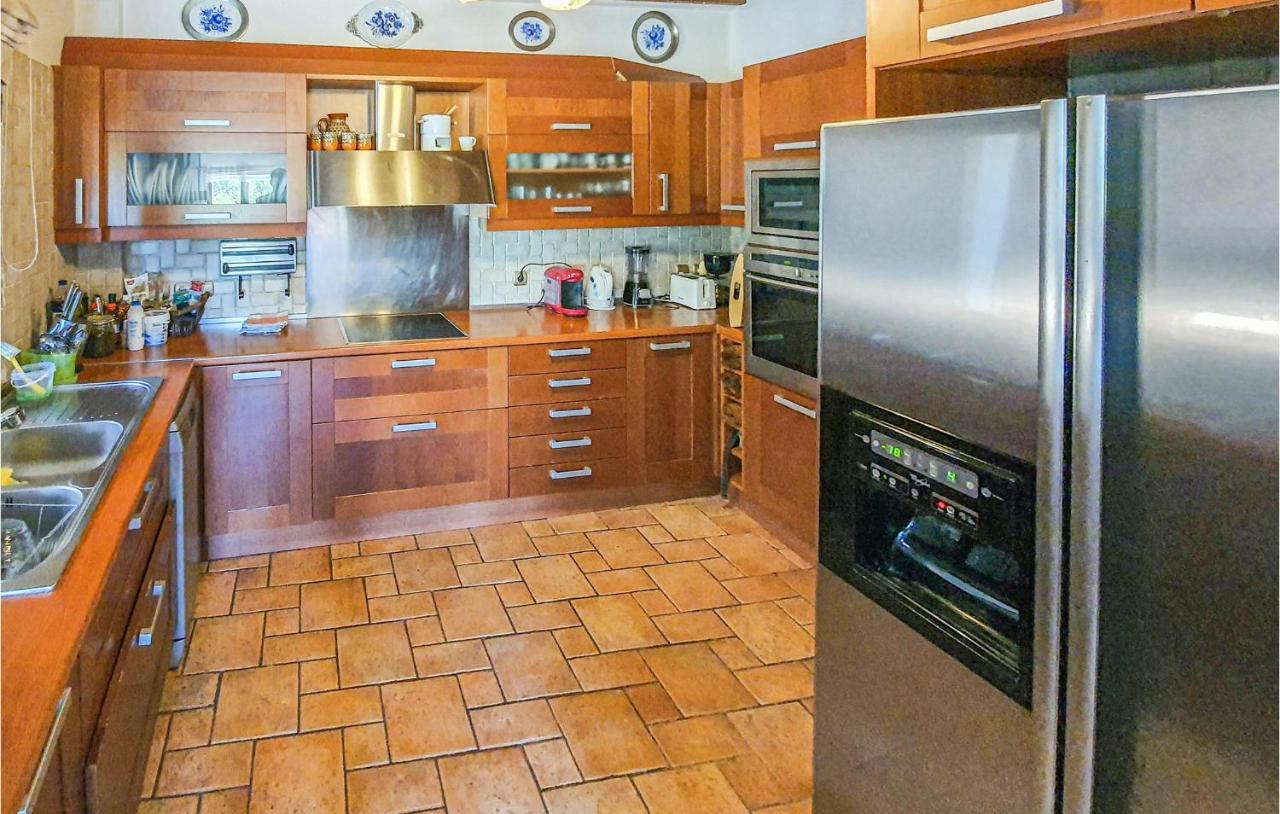 Lovely Home In Kiato With Wifi エクステリア 写真