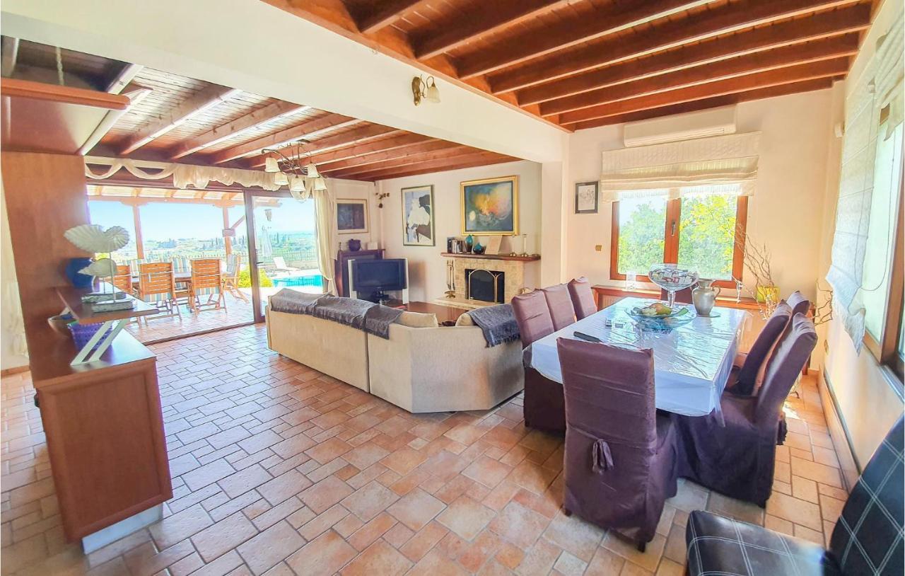 Lovely Home In Kiato With Wifi エクステリア 写真