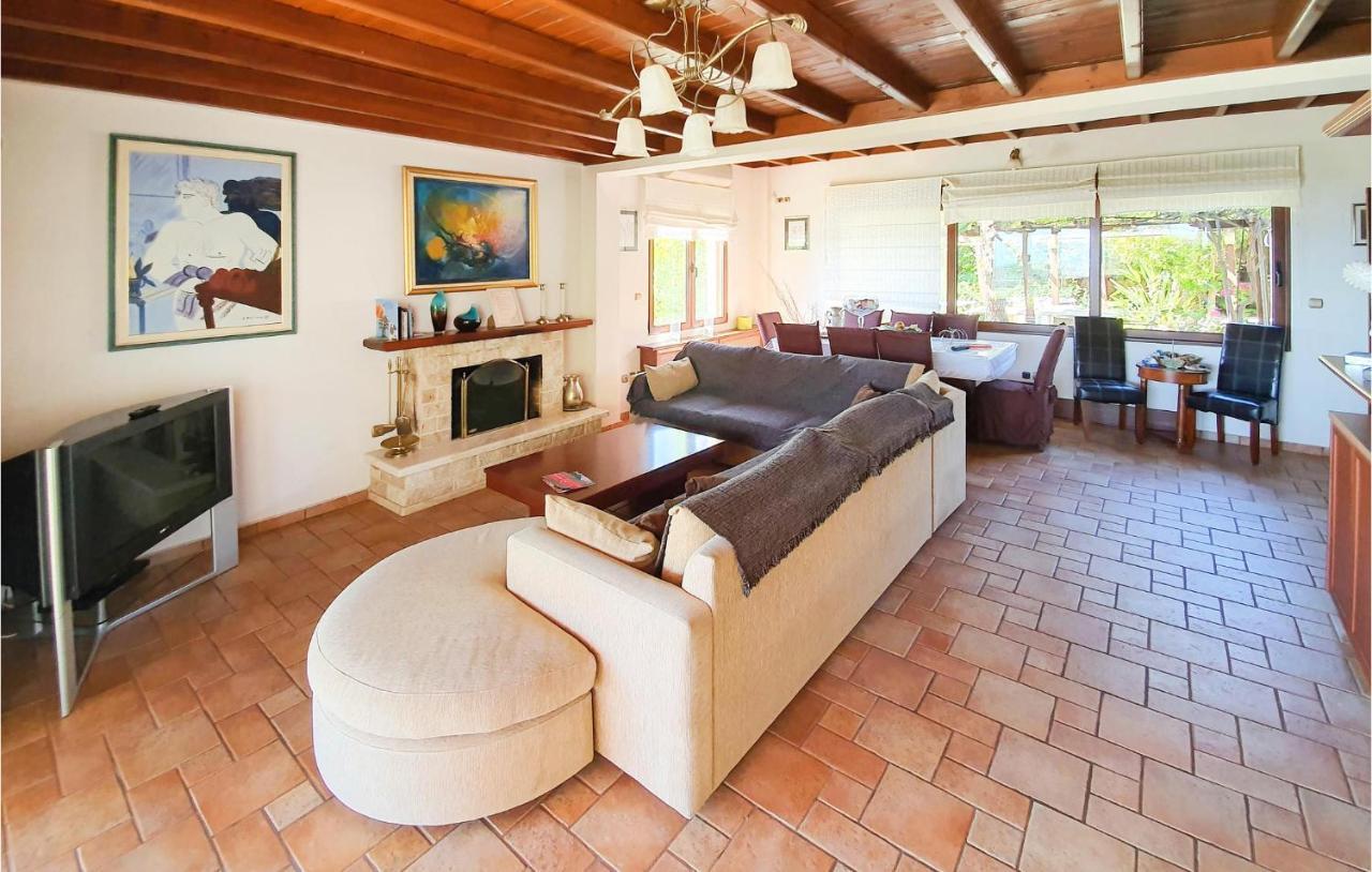Lovely Home In Kiato With Wifi エクステリア 写真