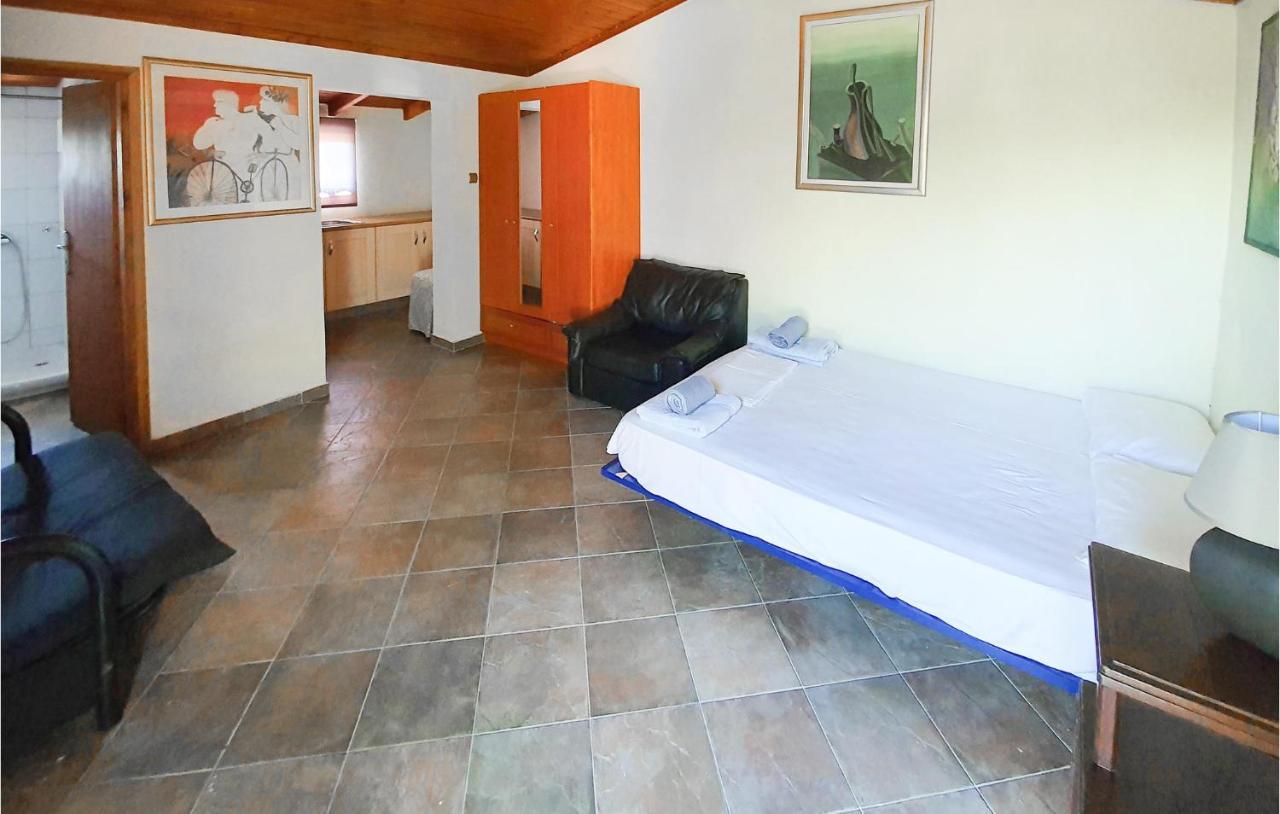 Lovely Home In Kiato With Wifi エクステリア 写真