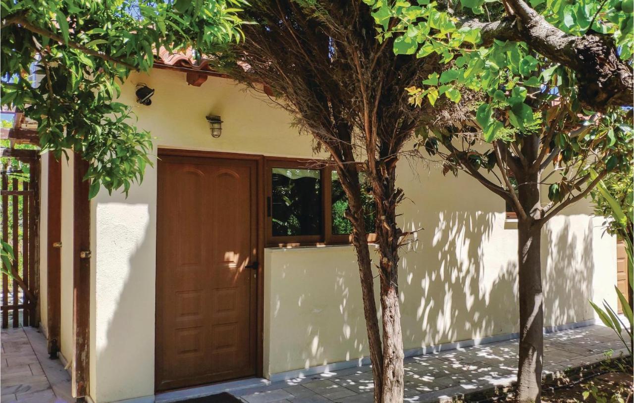 Lovely Home In Kiato With Wifi エクステリア 写真