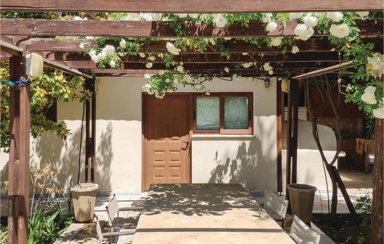 Lovely Home In Kiato With Wifi エクステリア 写真