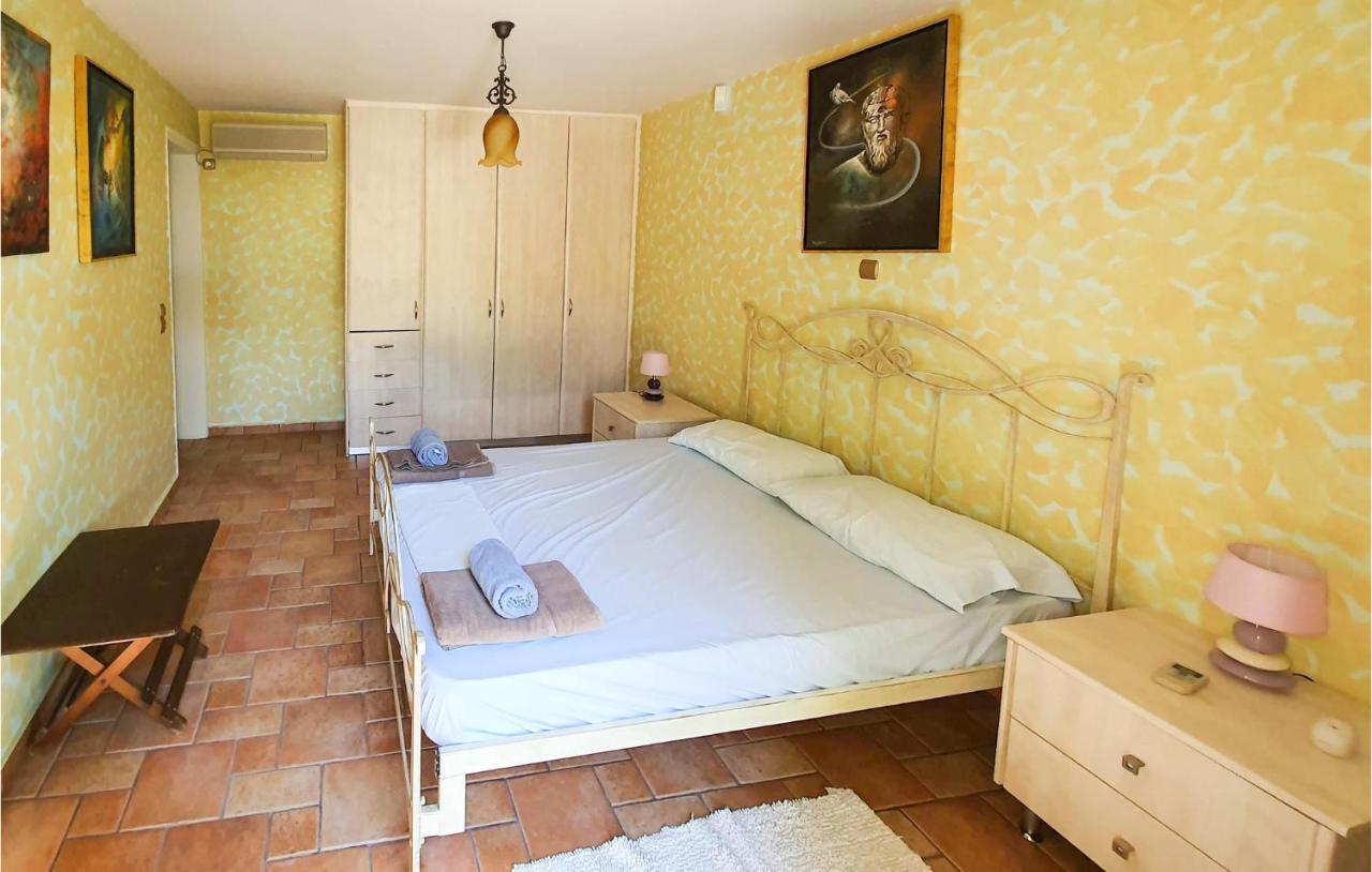 Lovely Home In Kiato With Wifi エクステリア 写真