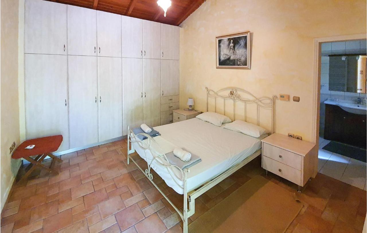 Lovely Home In Kiato With Wifi エクステリア 写真