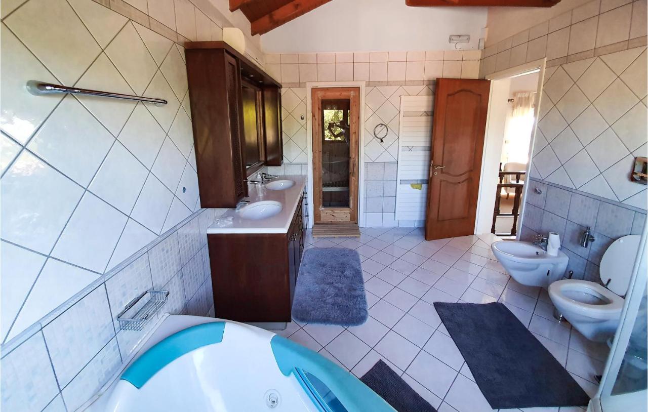 Lovely Home In Kiato With Wifi エクステリア 写真