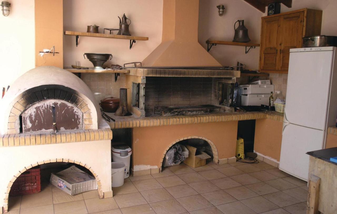 Lovely Home In Kiato With Wifi エクステリア 写真